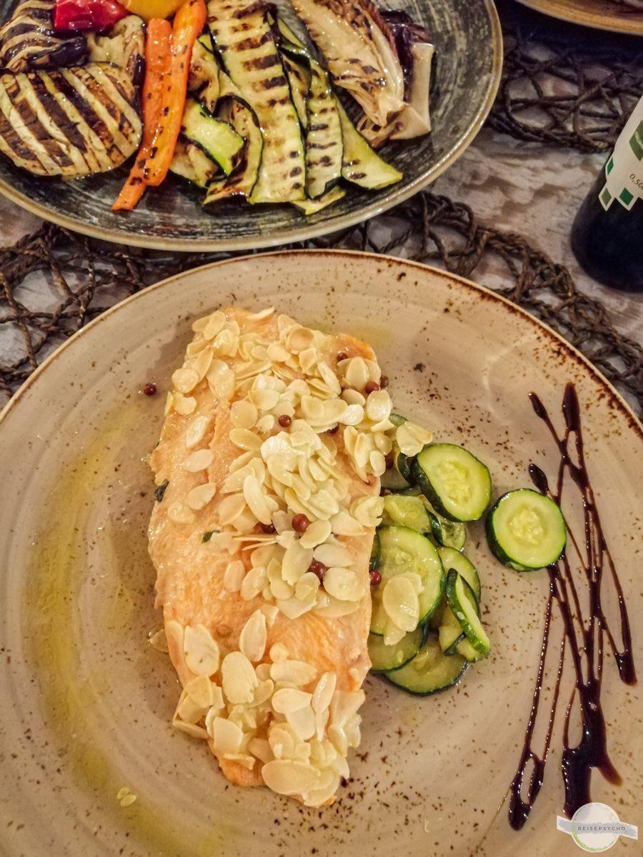 Lachs in Mandelkruste mit gebratenem Gemüse