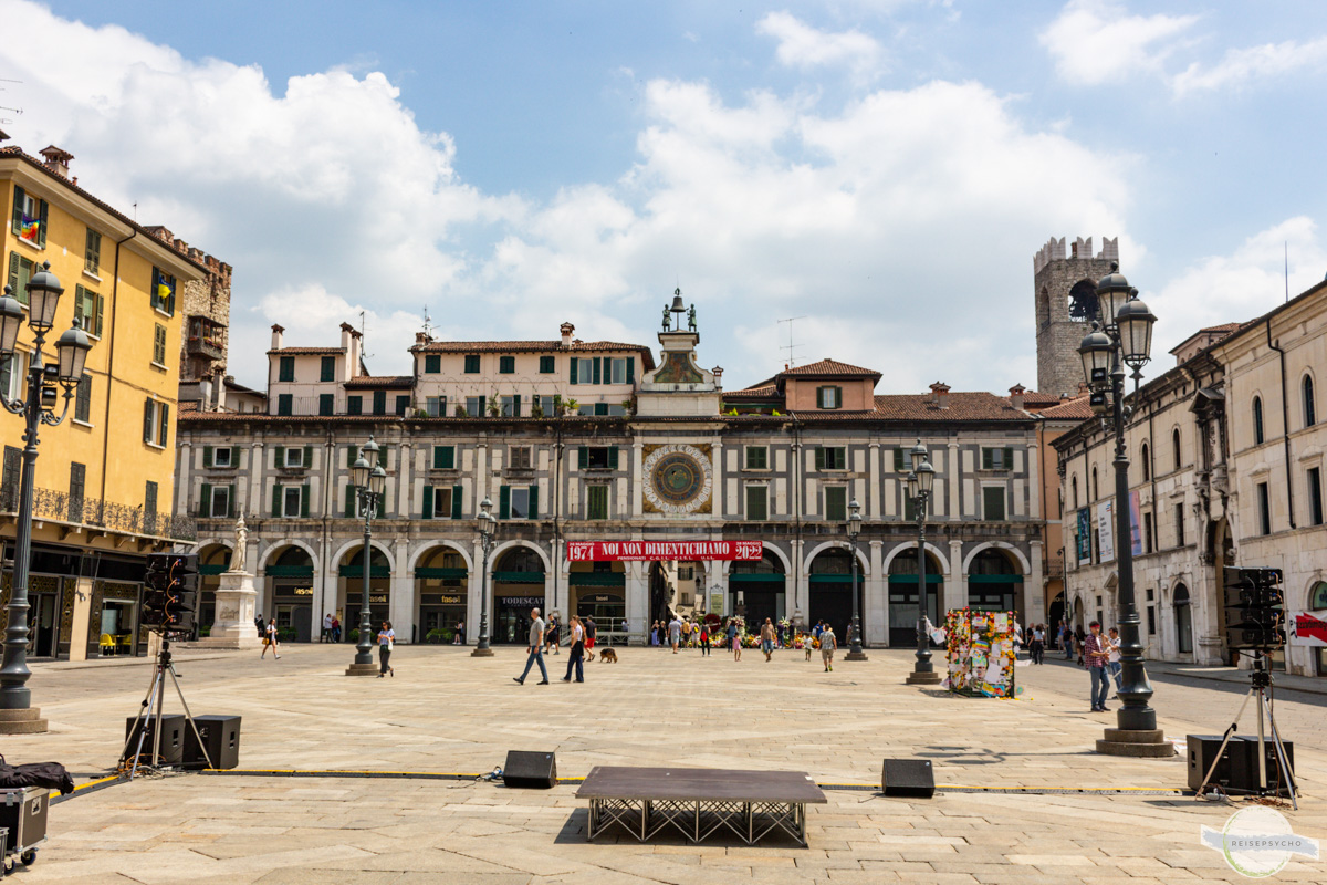 Piazza della Loggia in Brescia mit Palazzo mit Arkadenbögen