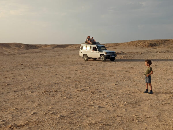 Mit Kindern reisen: in der Wüste mit dem Jeep