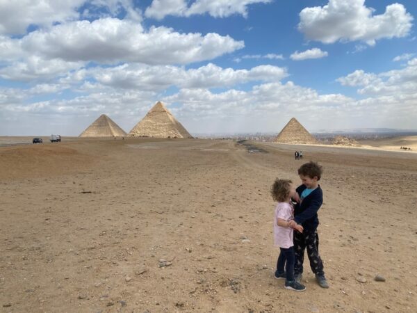 Mit Kindern reisen: Vor den Pyramiden