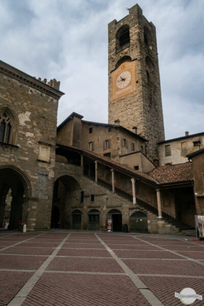 Palazzo del Podestà mit Turm von außen