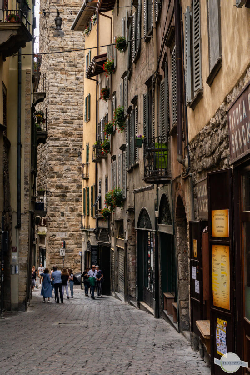 Enge Gasse mit Turm in Italien
