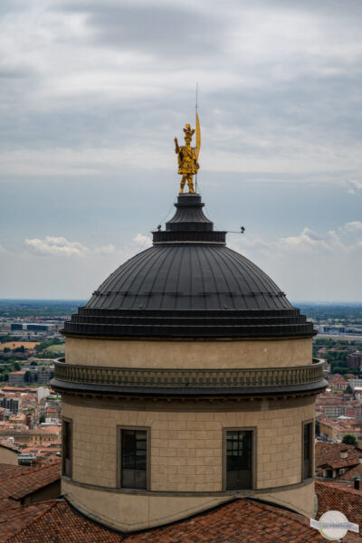 Kuppel vom Dom in Bergamo mit Statue des Hl. Alexander