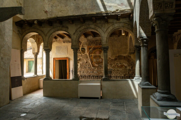 Palazzo del Podestà innen mit den Arkaden und alten Fresken an den Wänden