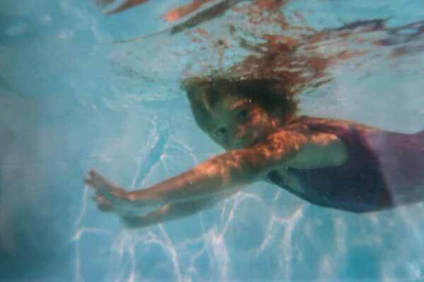 Mit Kindern reisen: Schwimmen lernen im Urlaub
