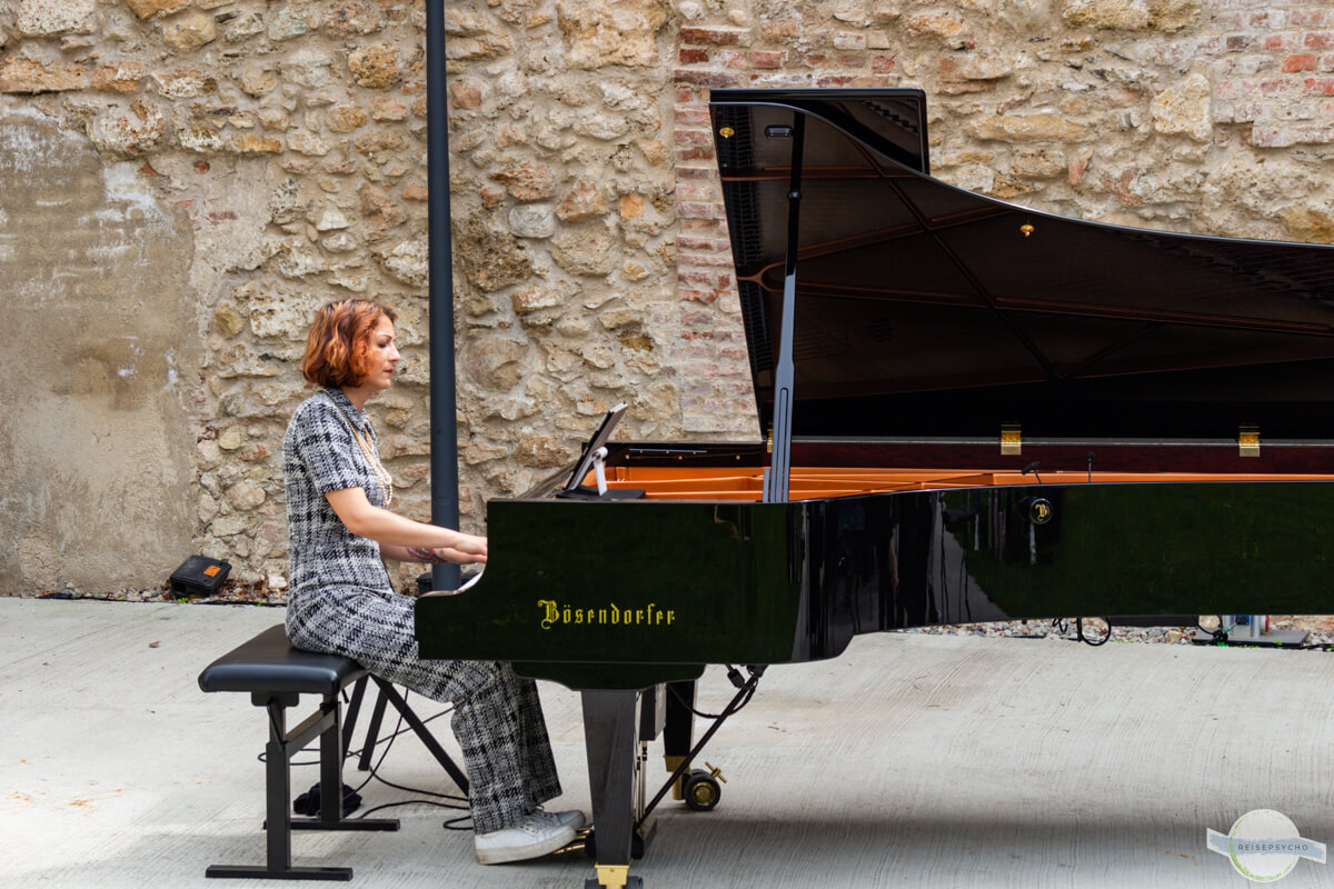 Silent Concert Milch & Honig Festival Maria Radutu am Klavier