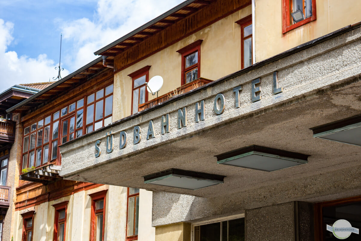 Der Eingang vom Südbahnhotel am Semmering