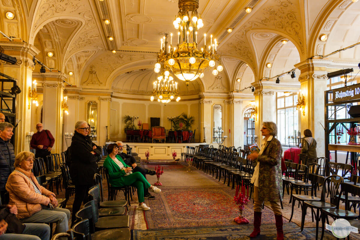 Der große Saal im Südbahnhotel inkl. Kulisse für Alma