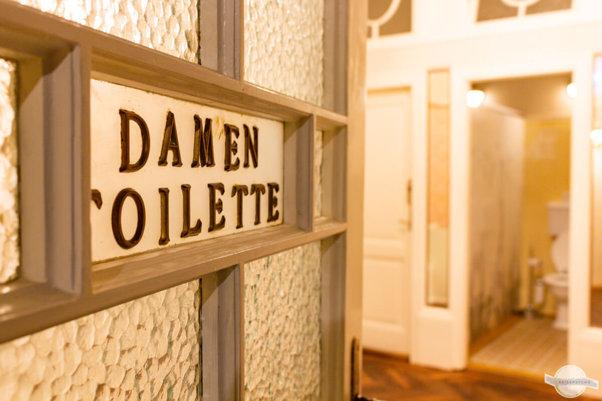 Beschriftete Tür zur Damentoilette im Südbahnhotel