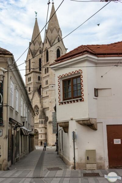 Gasse in Wiener Neustadt zum Dom hin