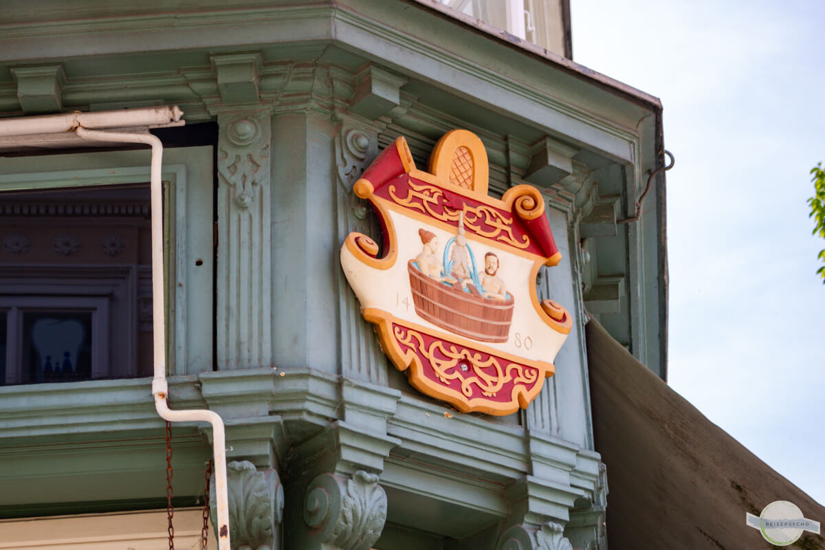 Wappen der Kurstadt Baden auf Gebäude