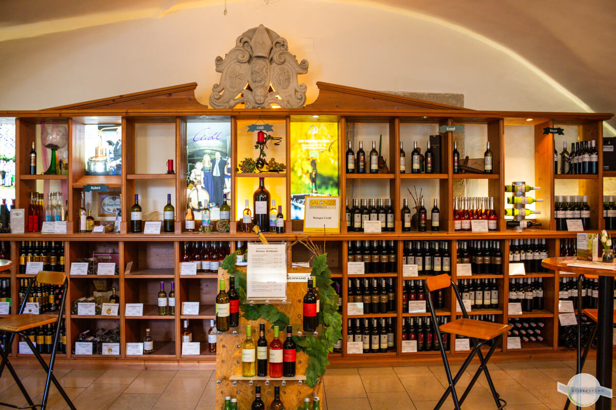 Vinothek in Baden bei Wien: Regal mit Weinflaschen