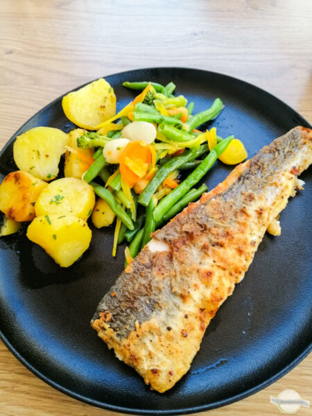 Essen im Amterl Baden: Gegrillter Fisch mit Gemüse und Kartoffeln