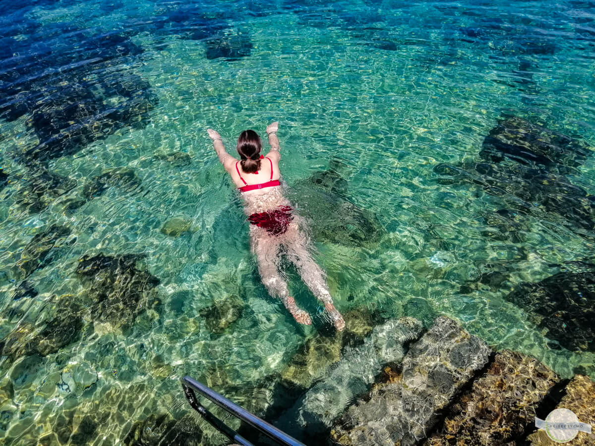 Schwimmen im kristallklaren Wasser in Kroatien