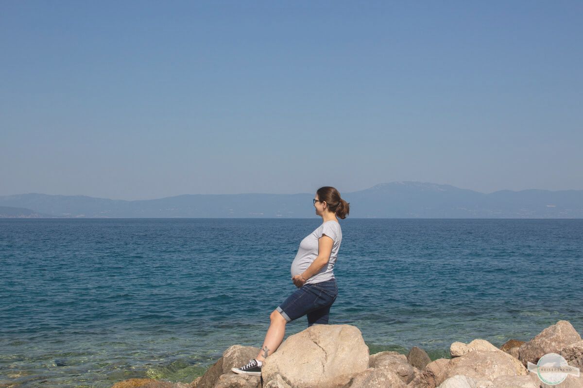 Mit Babybauch am Meer
