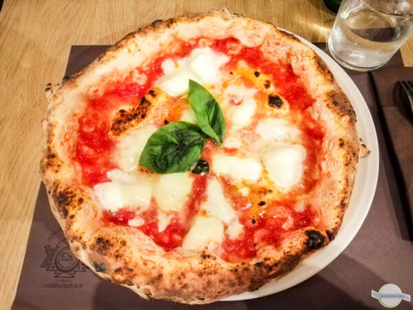 Neapolitanische Pizza Margherita