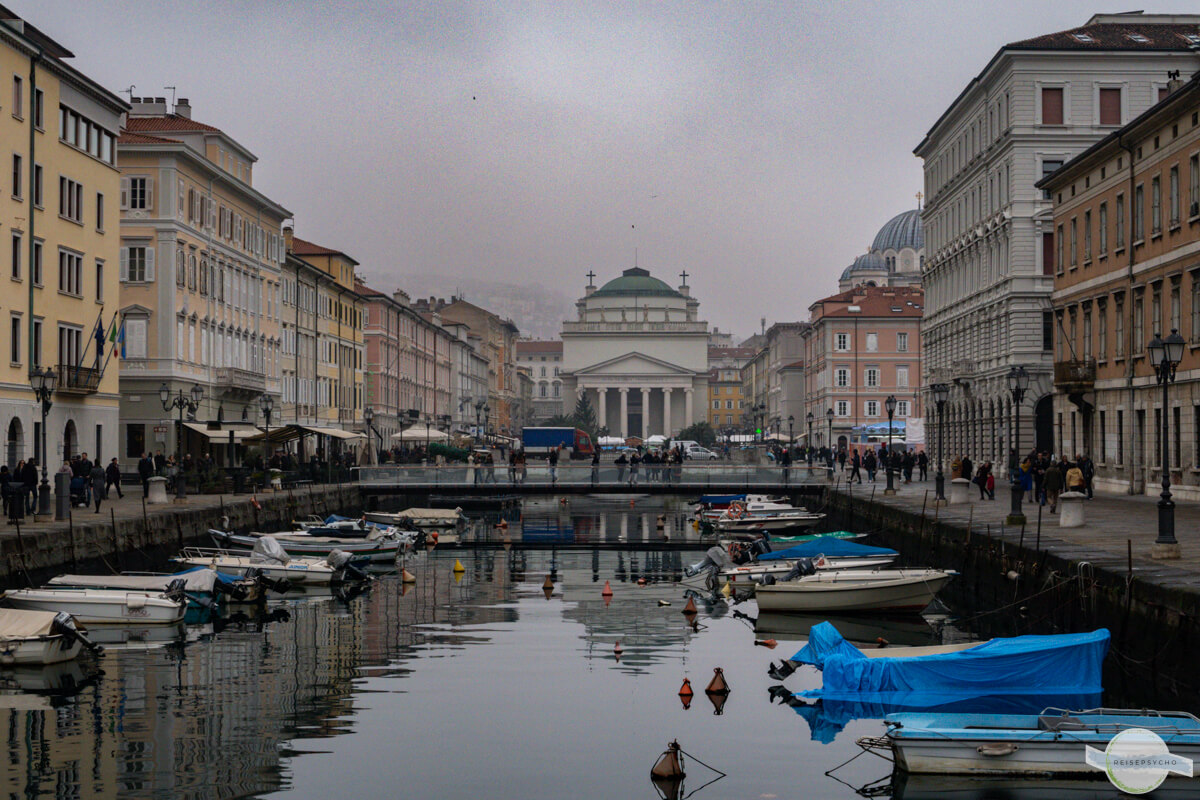 Canal Grande von Triest im Nebel