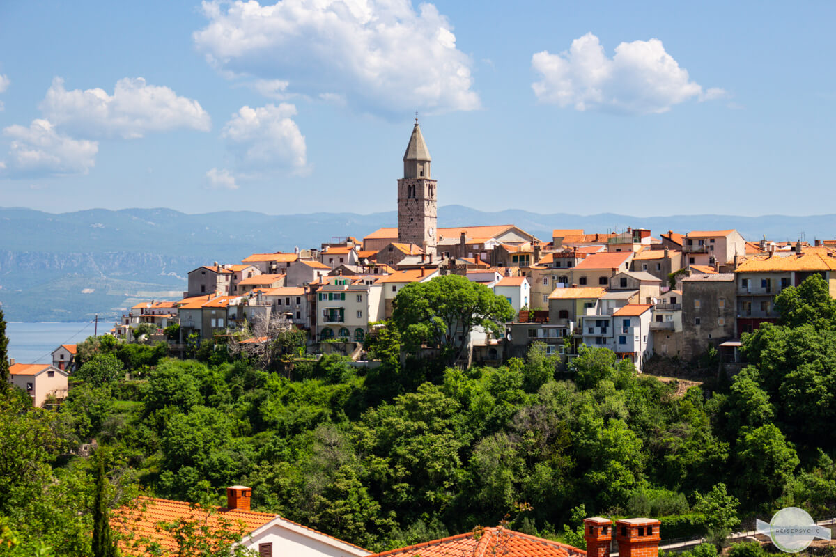 Blick auf Vrbnik mit seinem Kirchturm
