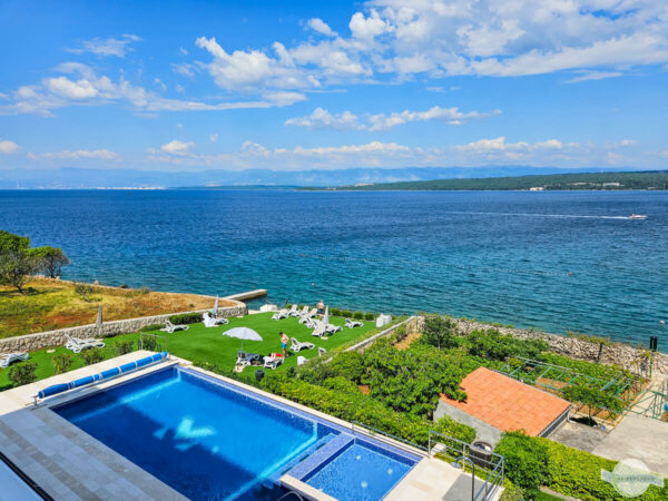 Blick vom Balkon des Hotel Margaret in Malinska auf das Pool, die Badeterrasse und das Meer