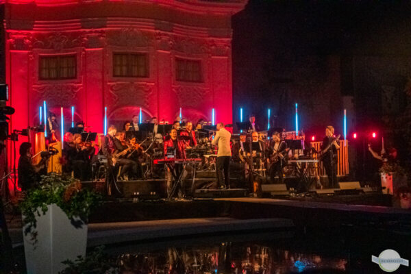 Orchester spielt in der Nacht Open Air