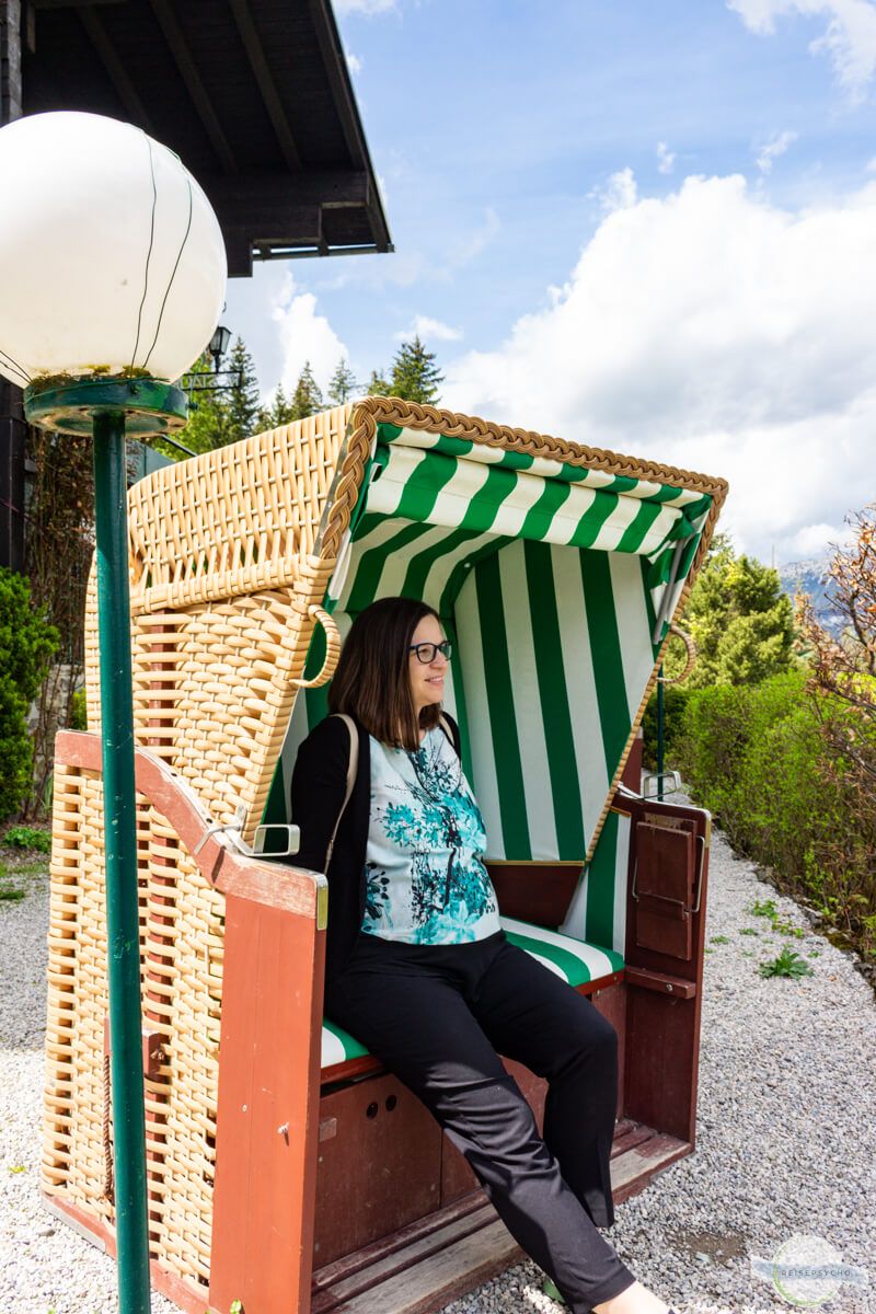 Schwanger sitzen im Strandkorb