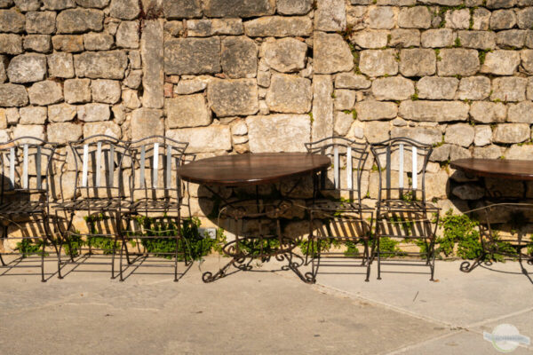 Tisch mit vier leeren Stühlen in Krk Stadt