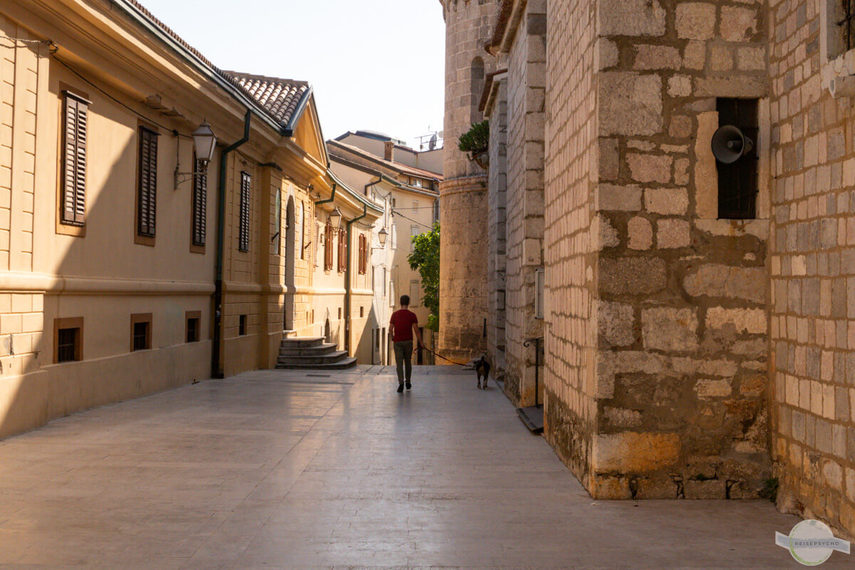 Saubere Straße in der Stadt Krk