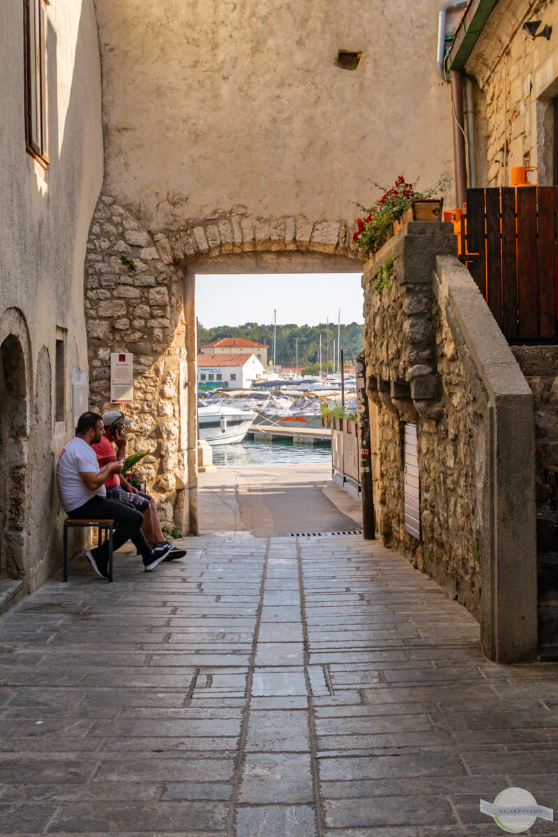 Altes Stadttor zum Hafen in Krk