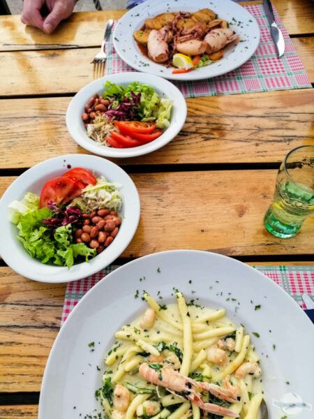 Essen in der Stadt Krk - Pasta, Fisch und Salat