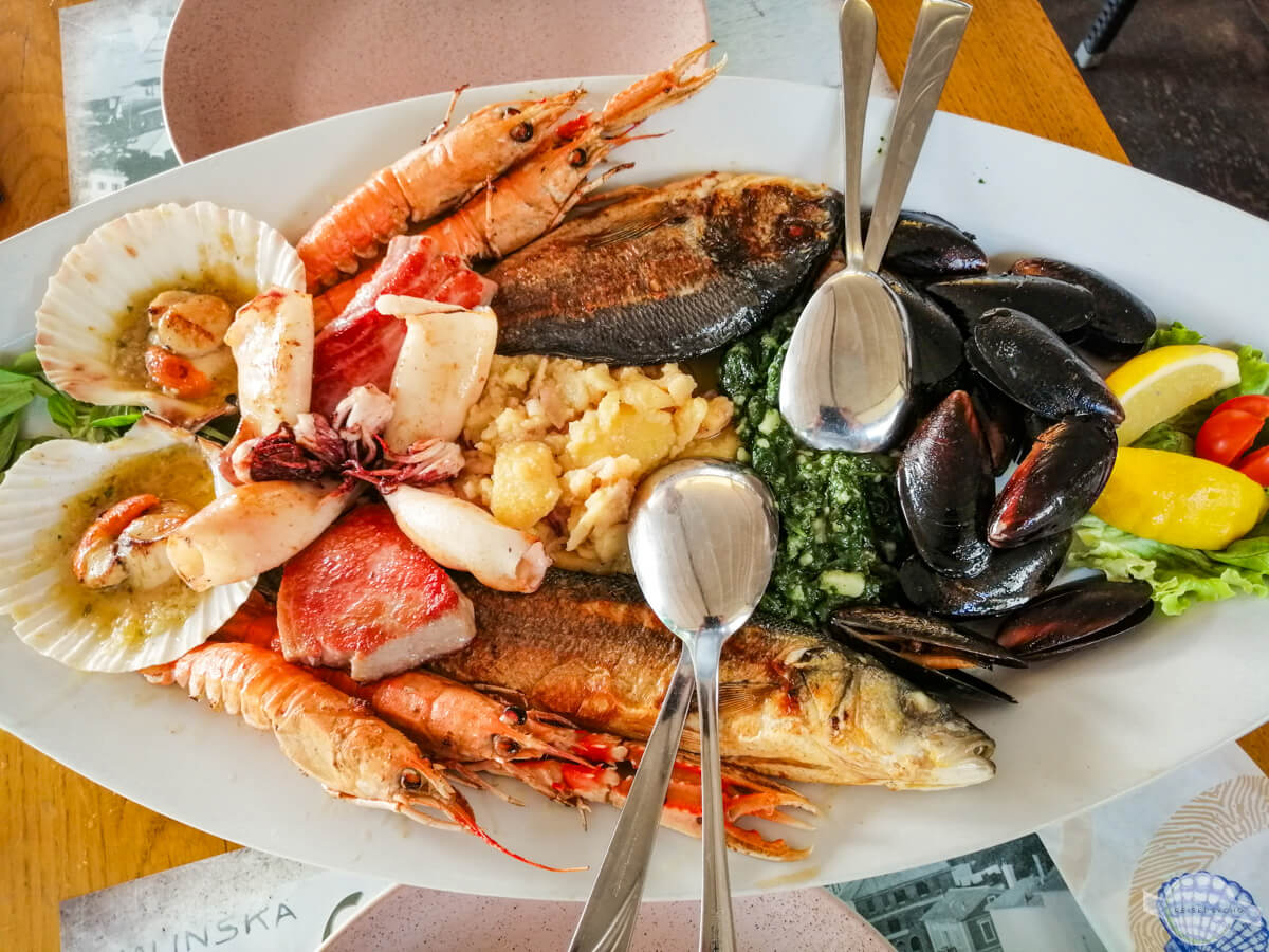 Fischplatte mit Scampi und Muscheln