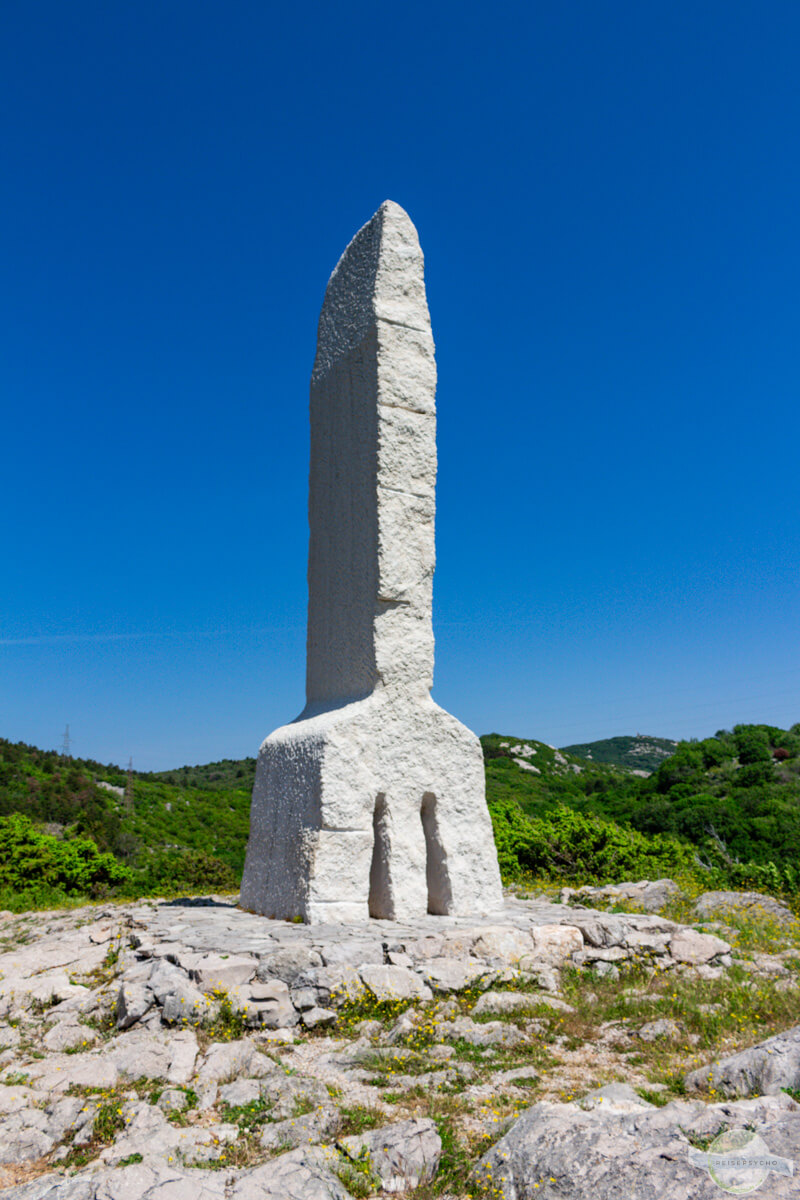 Glagolithischer Buchstabe A am Weg nach Baška