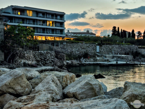 Schönes Hotel in Malinska auf Krk, beleuchtet am Abend