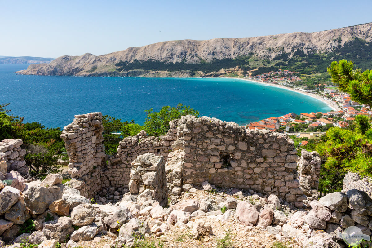 Kastel Baška und Blick auf die Bucht