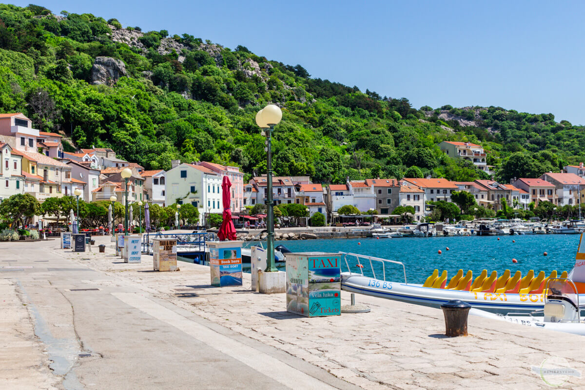 Am Hafen in der Altstadt von Baška