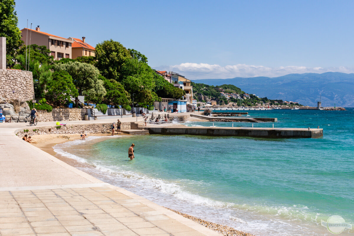 Kleine Strände in Baška