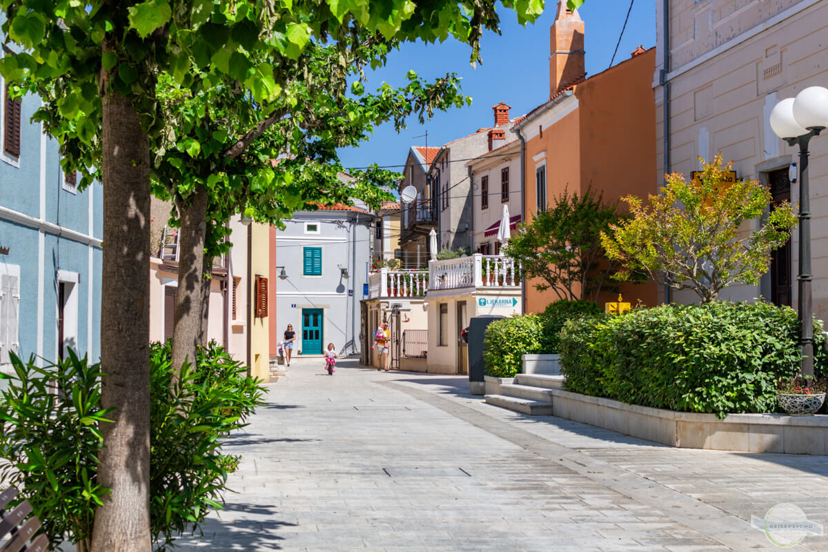 Omišalj Altstadt mit bunten Häusern