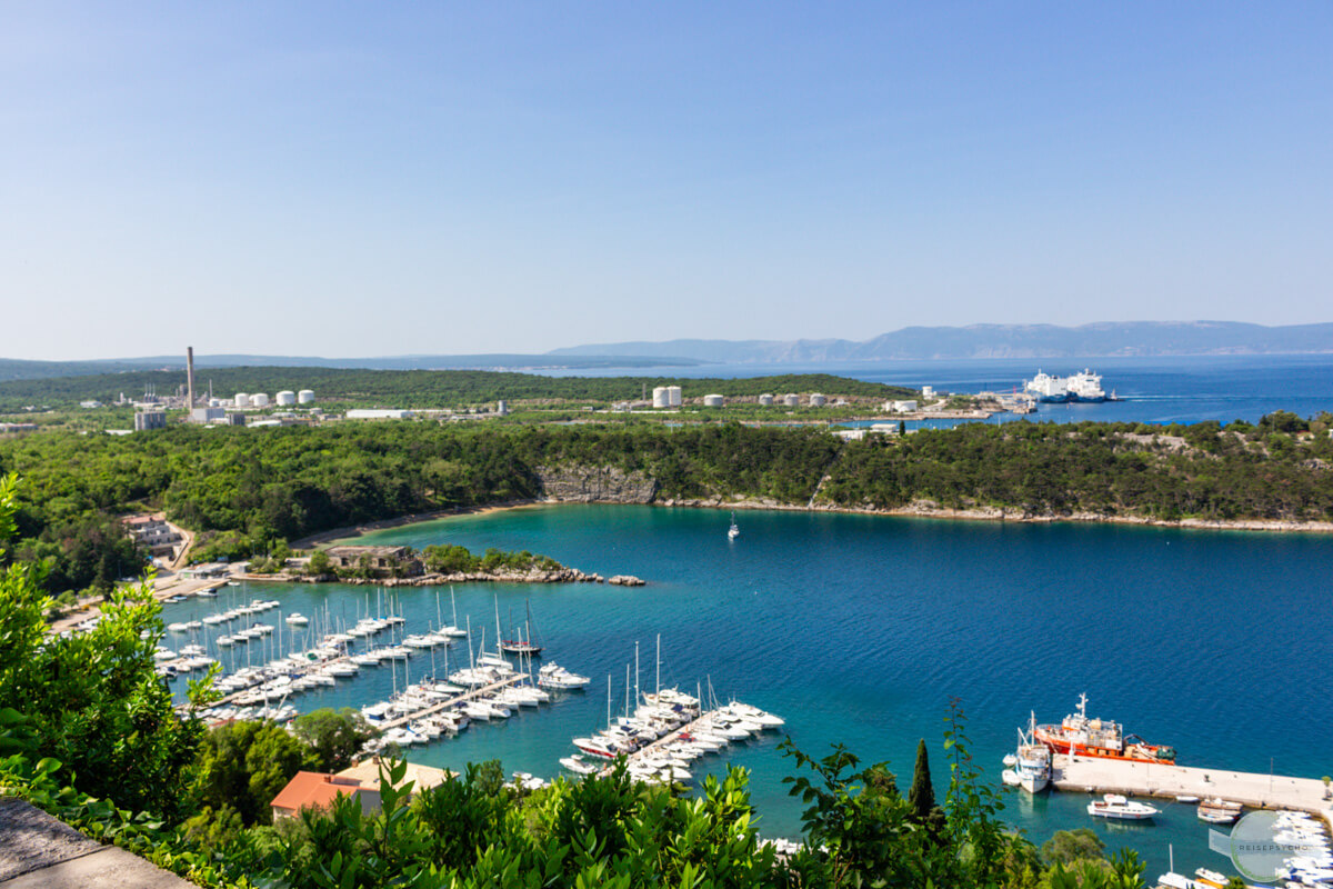 Ausblick von Omišalj auf Hafen und Industrie