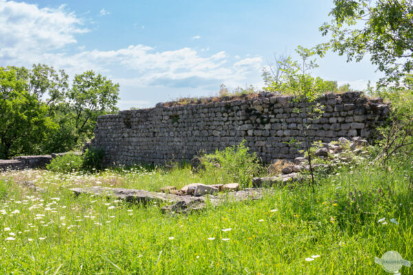 Die Mauern der Burgruine von Omišalj