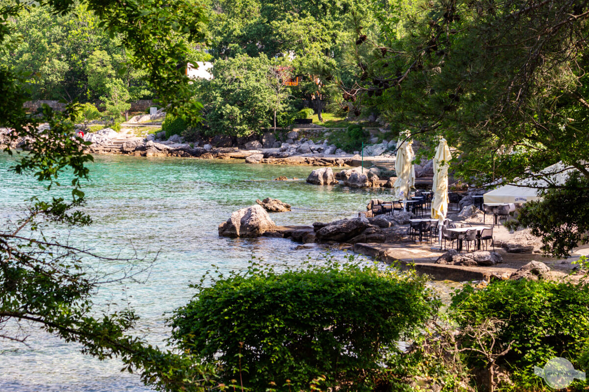 Kleine Bucht auf Krk in der Stadt Njivice