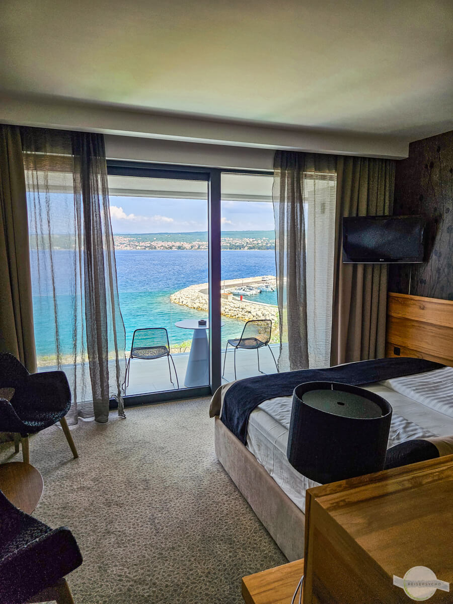 Zimmer mit Meerblick, Bett zum Fester gerichtet