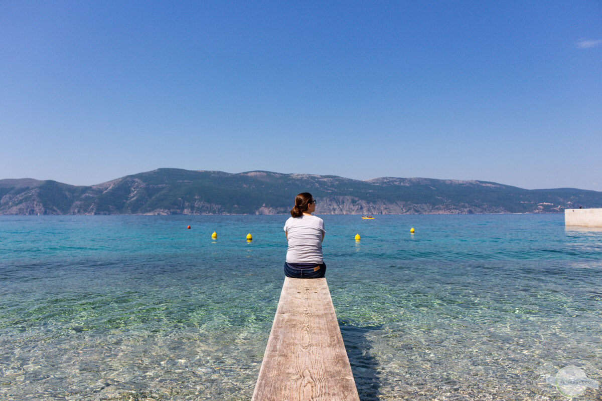 Am Steg ins Meer sitzen bei Glavotok
