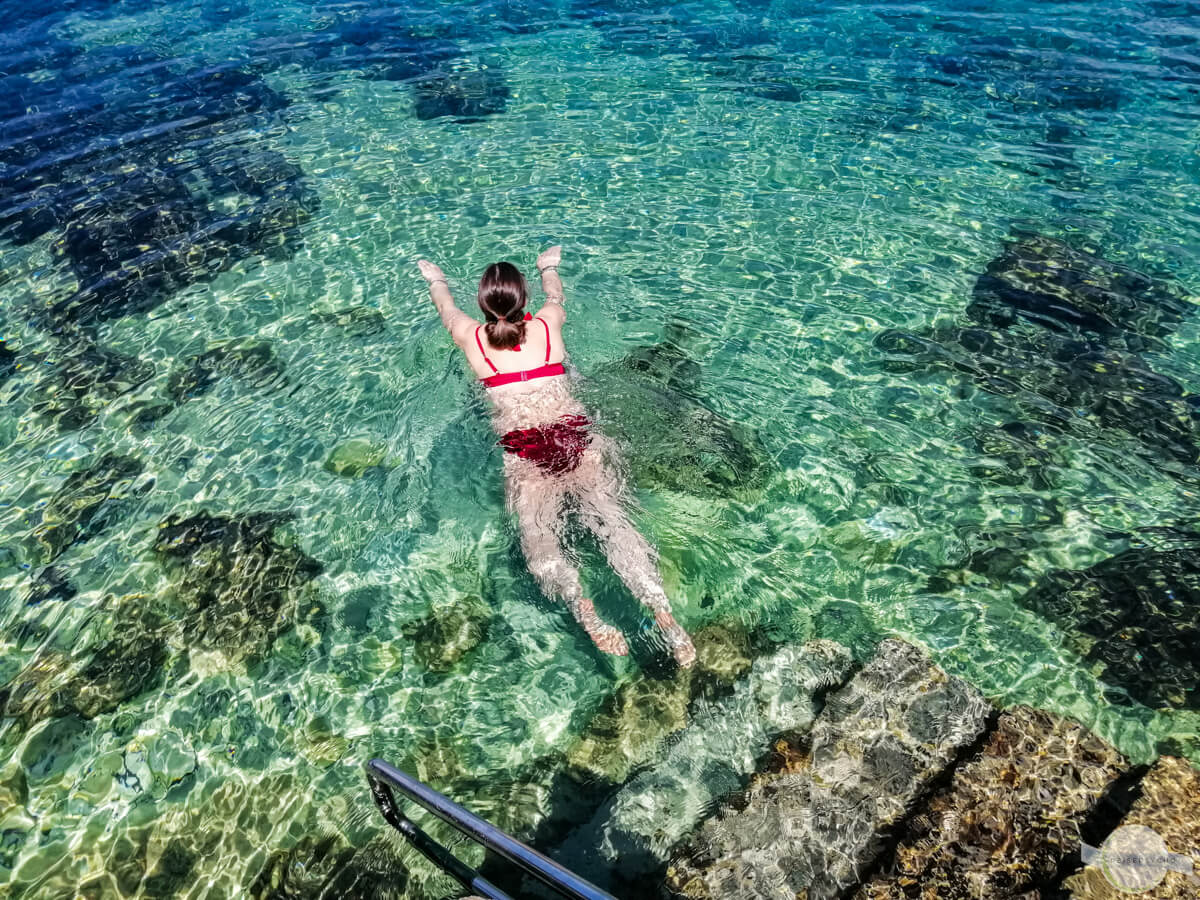 Schwimmen an den Stränden auf Krk im Mai