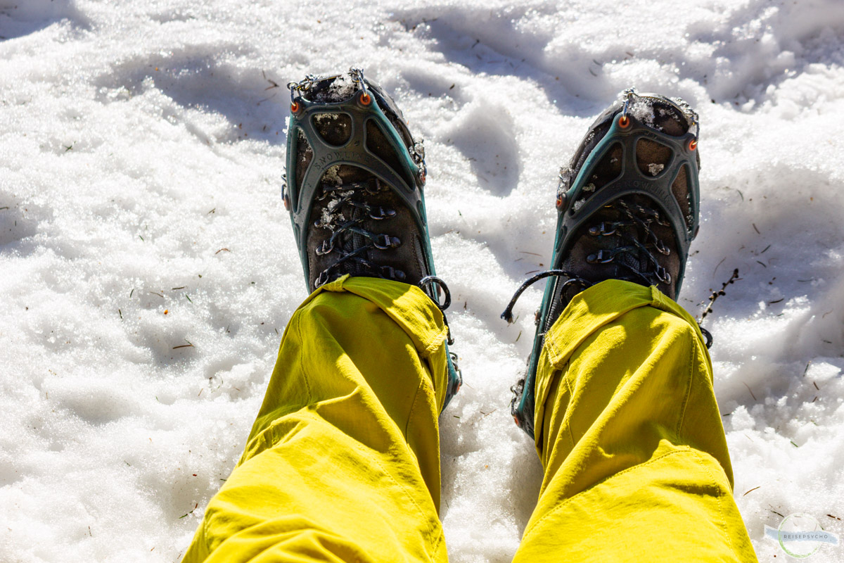 Bergschuhe im Winter mit Grödeln drauf