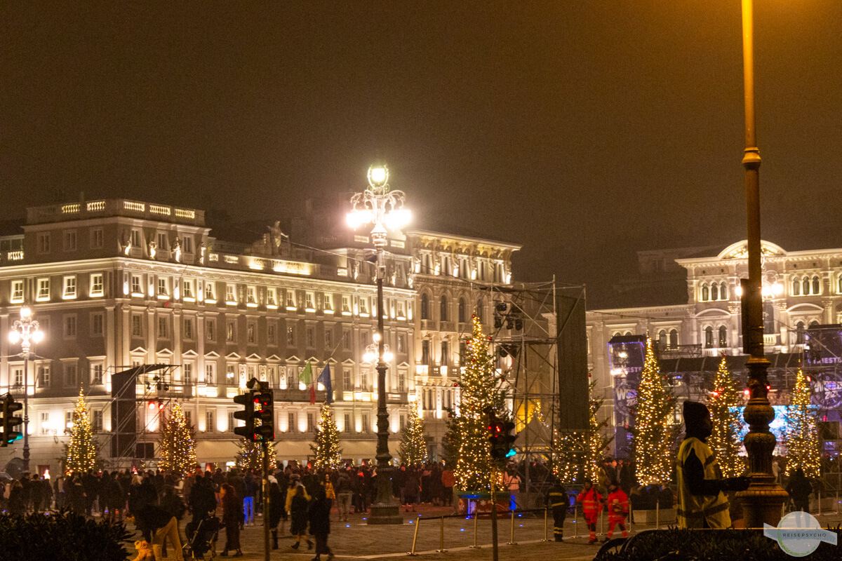 Piazza Unità d'Italia am Silvesterabend, alles ist beleuchtet