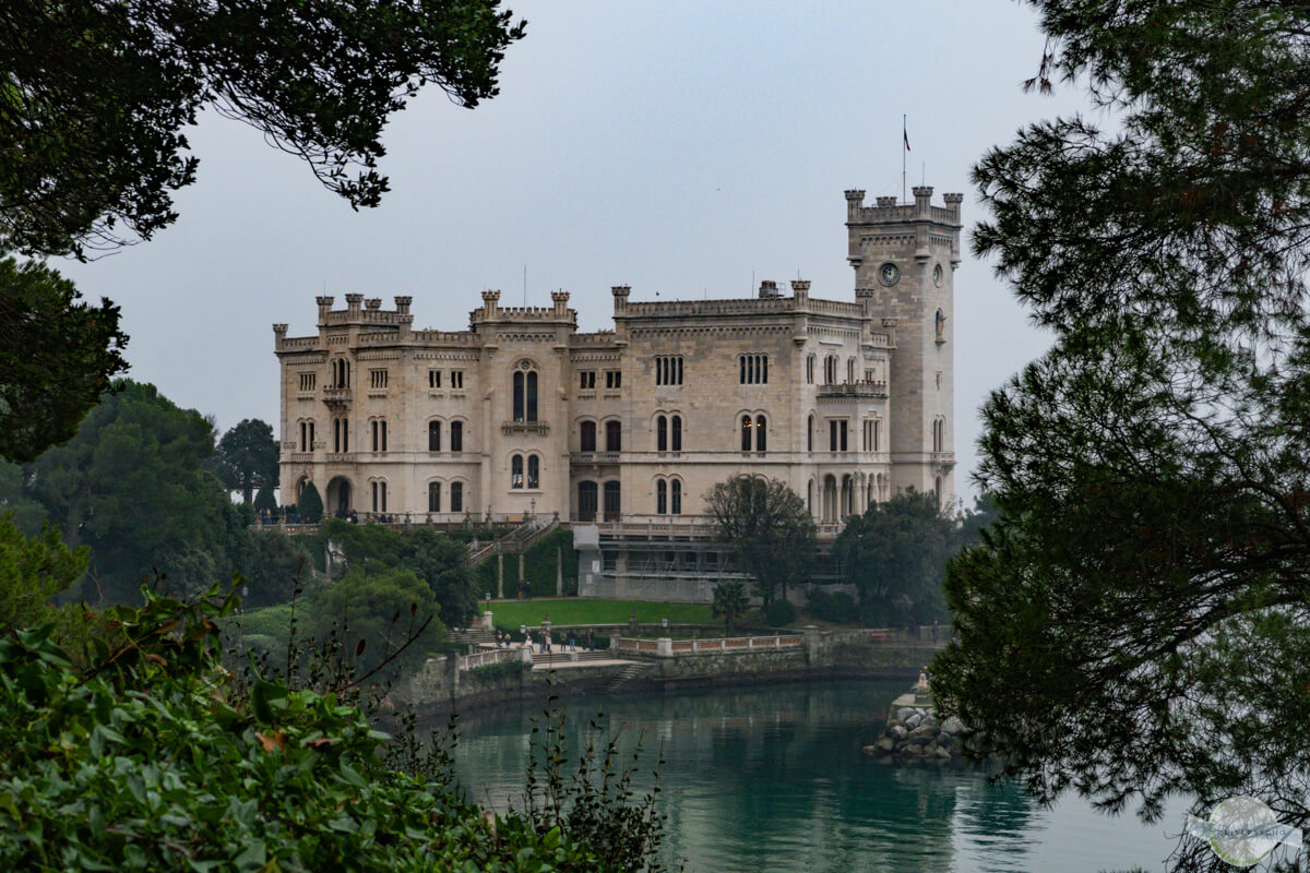 Schloss Miramare durch Blätterwerk betrachtet