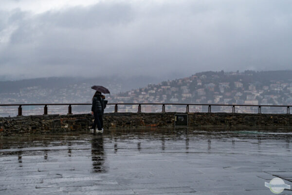 Im Castello in Triest: Eine Frau mit Schirm im Regen