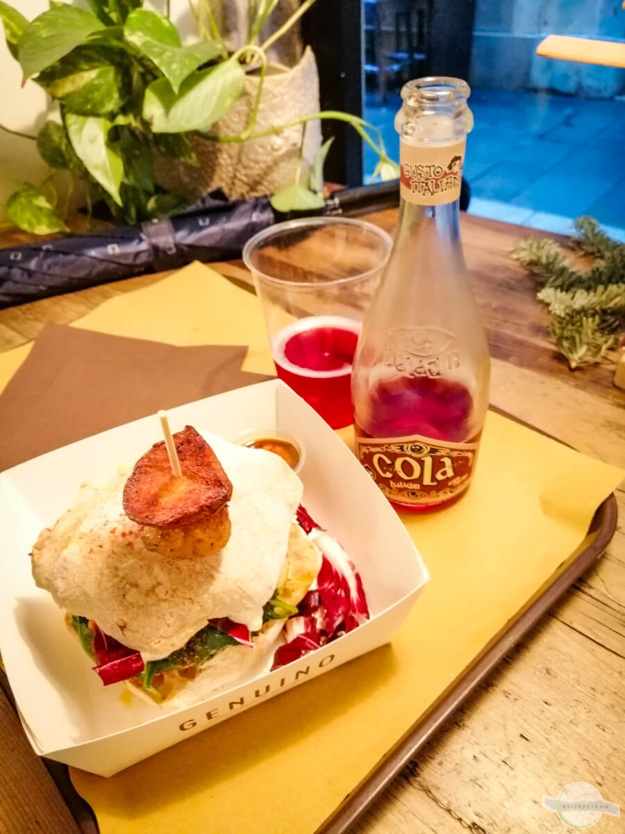 Burger in Schachtel mit alternativer Cola