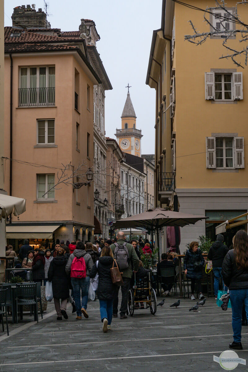Triest im Winter: viele Leute in den Gassen unterwegs