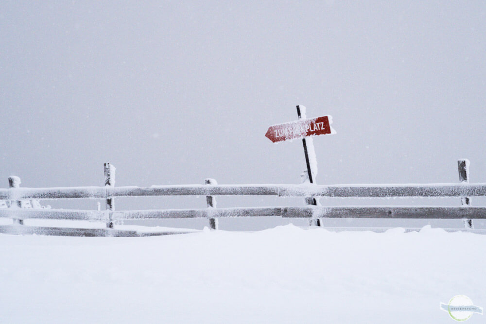 Wegweiser im Schnee