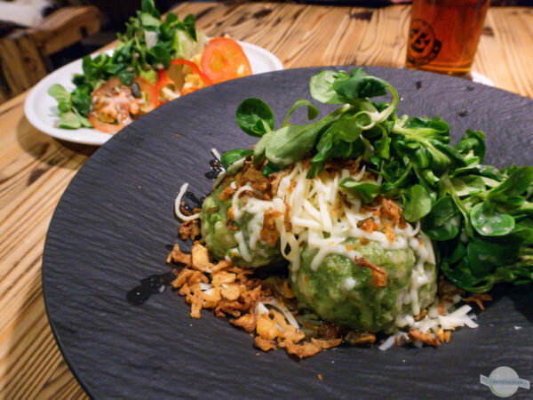 Spinatknödel mit Salat